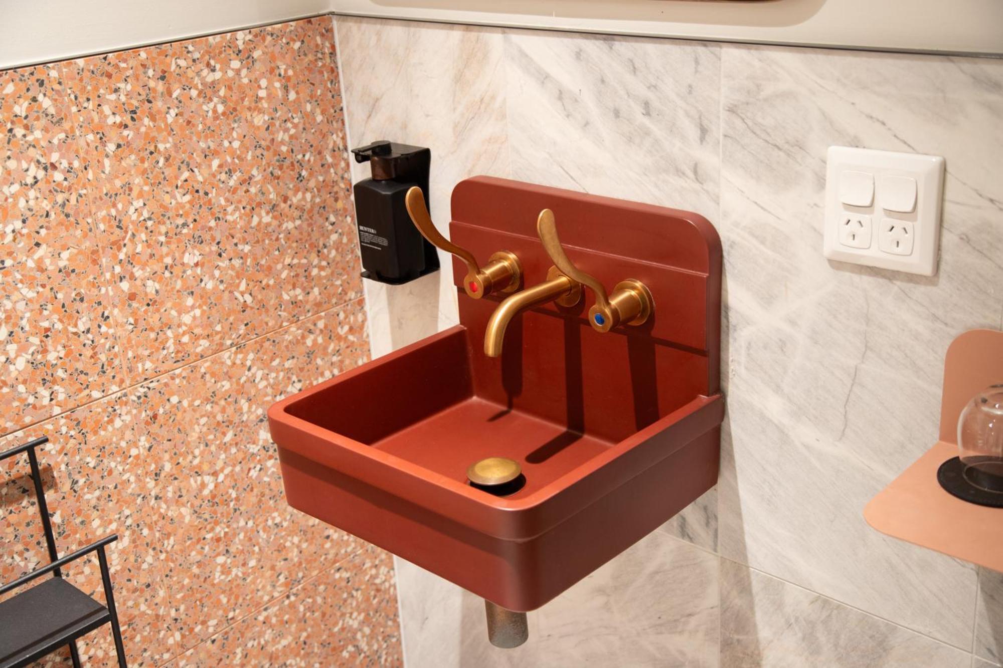 מלון סידני 202 Elizabeth מראה חיצוני תמונה A wall mounted sink